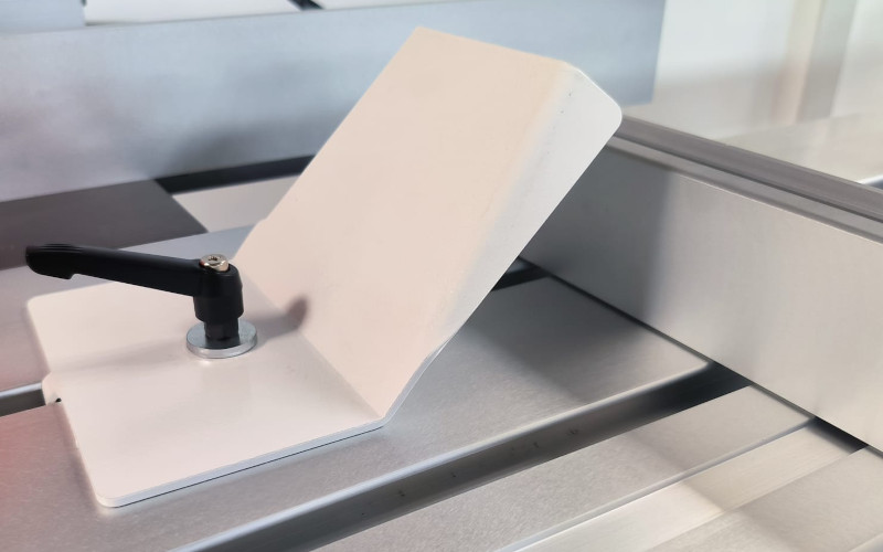 Kombinovaný dřevoobráběcí stroje formátovací pila se spodní frézkou NIKMANN SF3 s formátovacím stolem 2300 mm